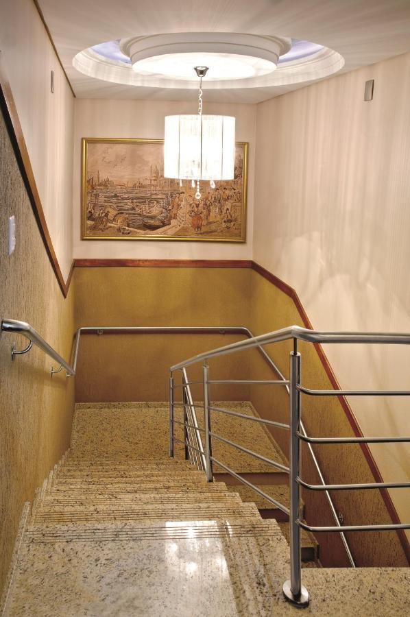 Lira Hotel Куритиба Екстериор снимка