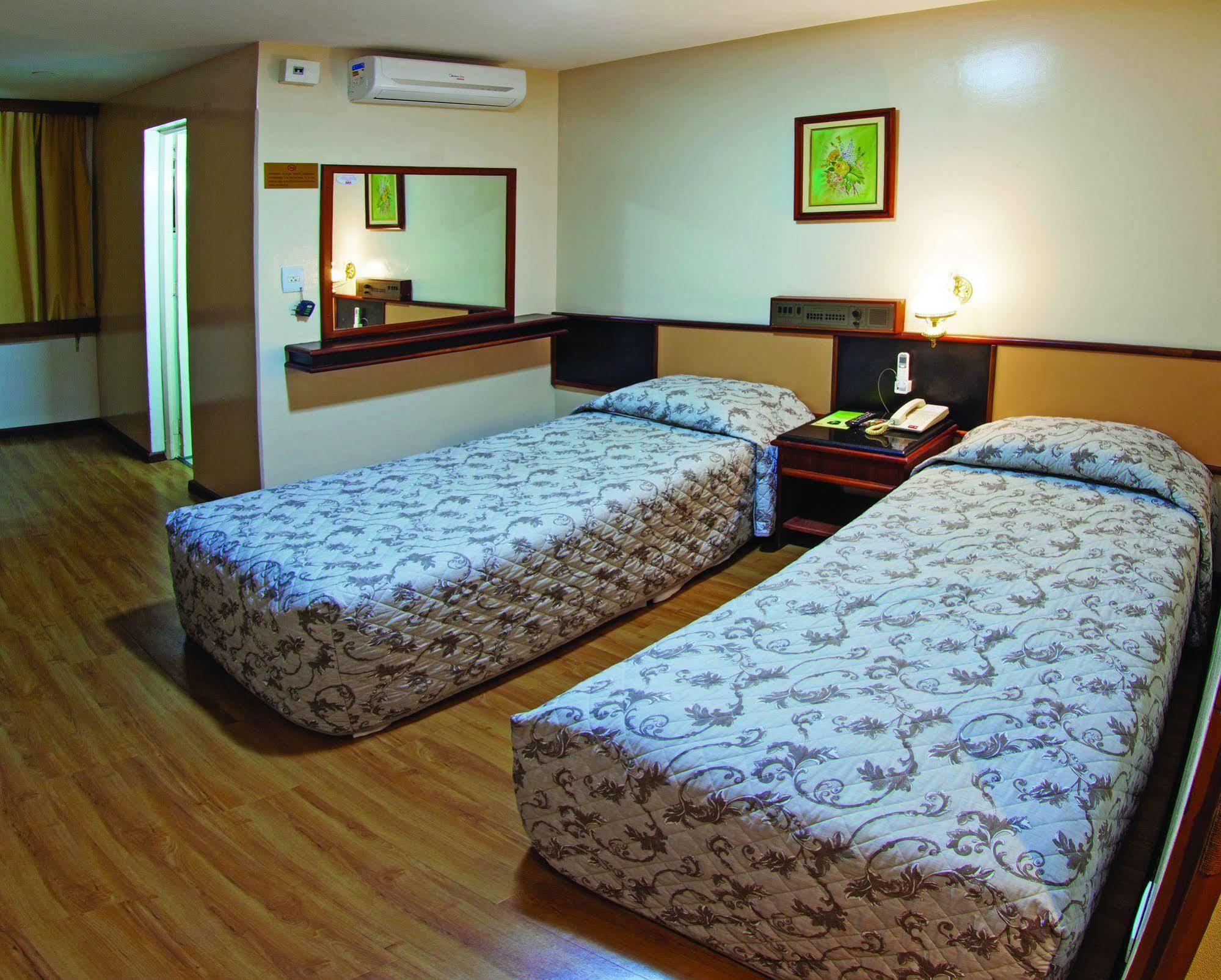 Lira Hotel Куритиба Екстериор снимка