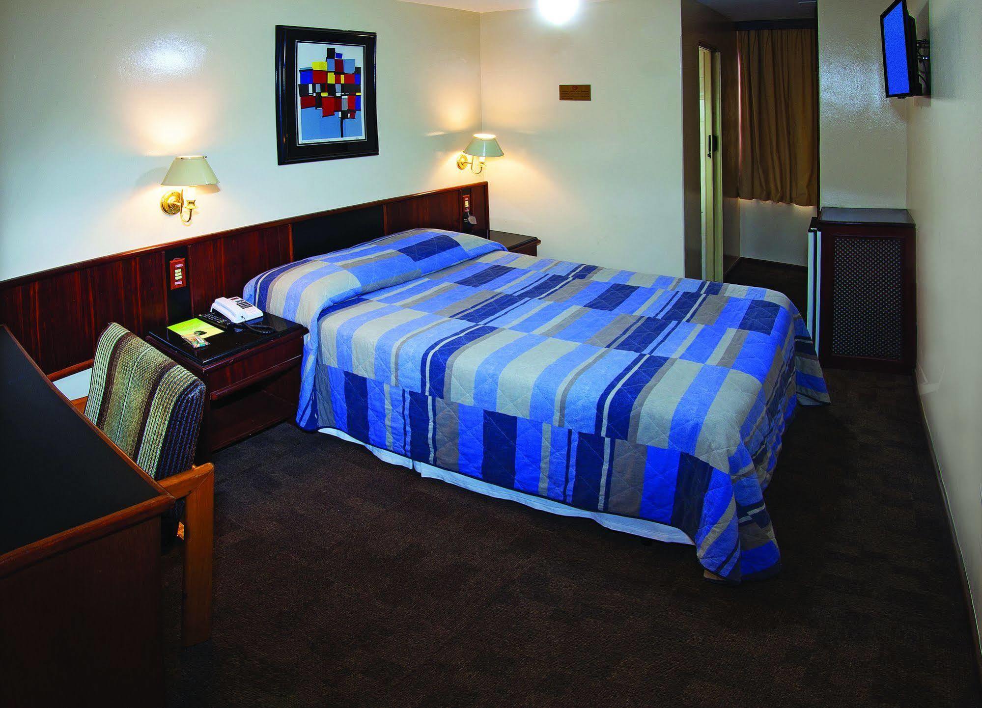 Lira Hotel Куритиба Екстериор снимка