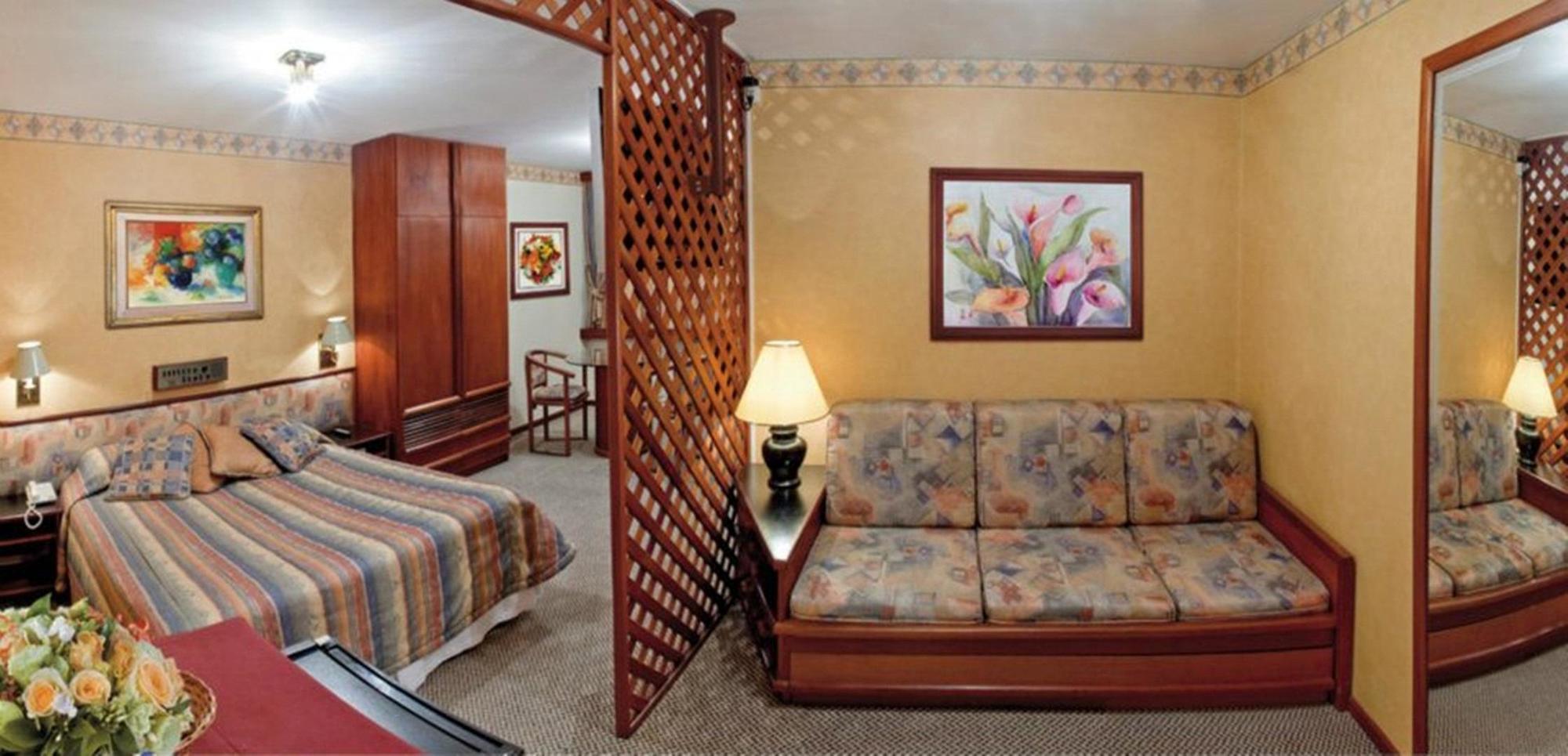 Lira Hotel Куритиба Екстериор снимка